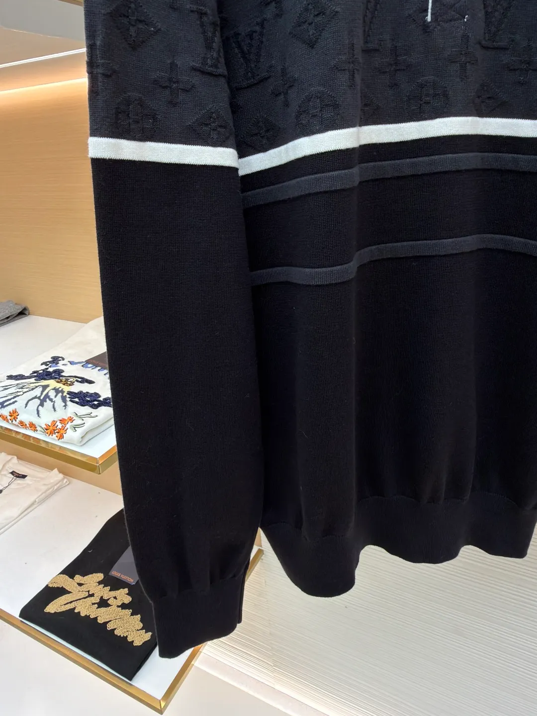 LOUIS VUITTON Jacquard long-sleeved polo shirt ●Original version: Purchased and developed for 13400 ●Item number: 1681522-B00 ●Fabric: combed cotton gauze fabric ●Technology: Jacquard production ●Color: black ●Version: Fitted version ●Weight: about 440 grams ●Size: S-M-L-XL ●Description: Soft and elastic to the touch, with excellent warmth retention and breathability. The classic lapel design fits the curve of the neck and is comfortable to wear. The knitted texture on the surface of the clothes is fine and even, showing a deep black tone, simple and elegant. The brand logo on the chest adopts precise embroidery technology, with delicate details and strong three-dimensional effect. Tailored fit to fit your body shape, showing an elegant and capable style. The ribbed design on the cuffs and hem not only increases wearing comfort, but also effectively prevents cold wind from intruding. Every stitch and thread is strictly controlled to ensure the durability and sophistication of the polo shirt. Whether it is a daily outing or a casual party, this Polo shirt can be easily worn and is an indispensable fashion item in the wardrobe. The overall wiring is straight and delicate, the fabric is comfortable and soft, and the color is consistent without color difference. It can be matched with the same style to create a fashionable look and control various occasions. Customized accessories, complete with three standards, same style for men and women!
